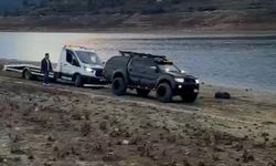 Çamura saplanan oto kurtarıcıyı pikap kurtardı