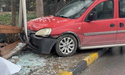 Sürücüsüz hareket eden araç durağa çarptı