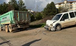 Kamyon ile hafif ticari araç çarpıştı; 4 yaralı