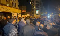 Yıkılan binanın çevresindeki vatandaşlar raporların sonucunu bekliyor