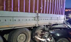 Otomobil tıra çarptı: 1 ölü, 1 yaralı