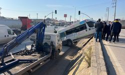 Park halindeki minibüs duvardan yolun kenarına düşerek asılı kaldı