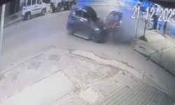 Park halindeki araca çarpan otomobildeki 4 kişi kazayı yara almadan atlattı