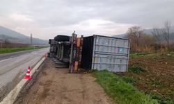 Devrilen tırın sürücüsü yaralandı