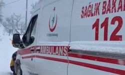 Sağlık ekiplerinin kar mesaisi: Zincir takıp hastaya ulaştılar