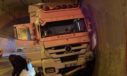Otomobil, duvarla tır arasında sıkıştı: TEM'de ulaşım aksadı