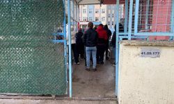 Kocaeli'de okul bahçesinde silahlı saldırı! Bir kişiyi rehin aldı