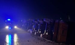 Devrilen tırın sürücüsü yaralandı