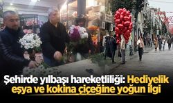 Şehirde yılbaşı hareketliliği: Hediyelik eşya ve kokina çiçeğine yoğun ilgi