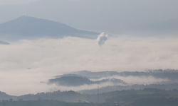 Tarihi ilçe sis tabakası altında kaldı