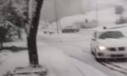 Karlı yolda kontrolden çıkan otomobilin kaza anı kamerada