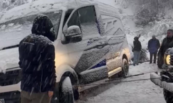 Şarampole kayan minibüsü, off-road araçları kurtardı