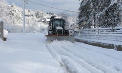 Sapanca Belediyesi kar küreme ve tuzlama çalışmalarını aralıksız sürdürüyor