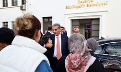 Başkan Alemdar, Büyükşehir önünde vatandaşlarla buluştu