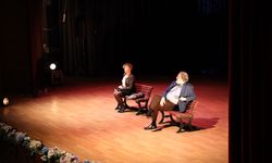 Usta oyunculardan unutulmaz performans: “Güne Bakan Cam Kırıkları”