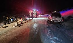 Otomobil ile kamyonet çarpıştı: 3 yaralı