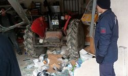 Traktör iş yerine daldı