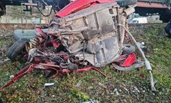 Yük treni otomobili biçti: 1 ölü