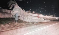 Fırtına fabrikanın çatısını uçurdu