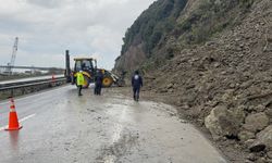 Heyelan kara yolunu kapattı