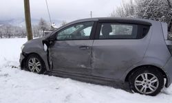 Göynük'te çalışan sağlık personelini taşıyan araç Mudurnu'da kaza yaptı