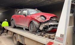 Kocaeli'de köprü ayağına çarpan otomobilin sürücüsü yaralandı