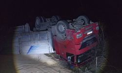 Seyir halindeki tır devrildi; 3 yaralı