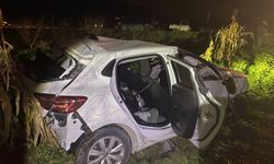 Tırlara çarpan otomobildeki 2 kişi yaralandı