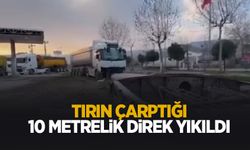 Tır 10 metrelik direği yıktı
