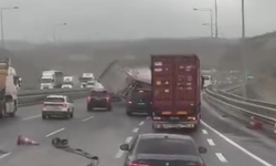 Fırtına koca tırı böyle devirdi