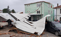 Şiddetli fırtına evin çatısını uçurdu