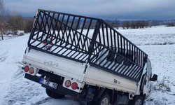 Buzlu yolda kayan araç tarlaya uçtu; 1 yaralı