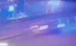 Otomobilin tıra ok gibi saplandığı kaza güvenlik kamerasında