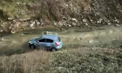 Otomobil, dereye uçtu: 3 yaralı