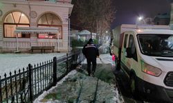 Akyazı'da buzlanmaya karşı kaldırımlara buz çözücü uygulandı