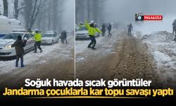 Soğuk havada sıcak görüntüler: Jandarma çocuklarla kar topu savaşı yaptı