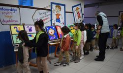 Serdivan Şehit Fethi Sekin İlkokulu'nda “Düşlerin Renkli Yolculuğu” resim sergisi