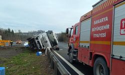 Hendek'te TIR devrildi