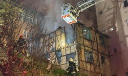 Alev alev yanan iki katlı ahşap metruk bina küle döndü