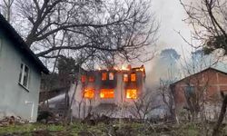 İki katlı ev alev alev yandı