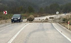Bolu’da dağdan kopan kayalar yola indi: Sürücüler son anda kurtuldu