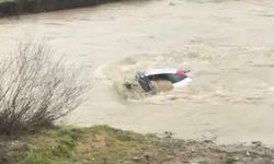 Suya gömülen otomobilden halatlı kurtarma operasyonu