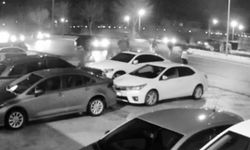 Lüks otomobil minibüse çarptı; Kaza anı kamerada