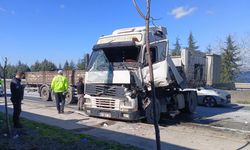 Kazadan kaçarken tırlar çarpıştı, biri makasladı: 1 yaralı