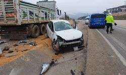 Otomobil park halindeki tıra çarptı