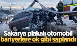 Sakarya plakalı otomobil bariyerlere ok gibi saplandı
