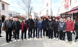 Başkan Alemdar şehir merkezinde vatandaşlarla kucaklaştı, talepleri dinledi, Ramazan ayını tebrik etti