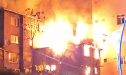 İki katlı ahşap metruk bina küle döndü