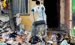 Kötü koku ihbarıyla gidilen evden 30 ton çöp çıktı