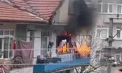 Evde çıkan yangında elektrik kabloları patladı